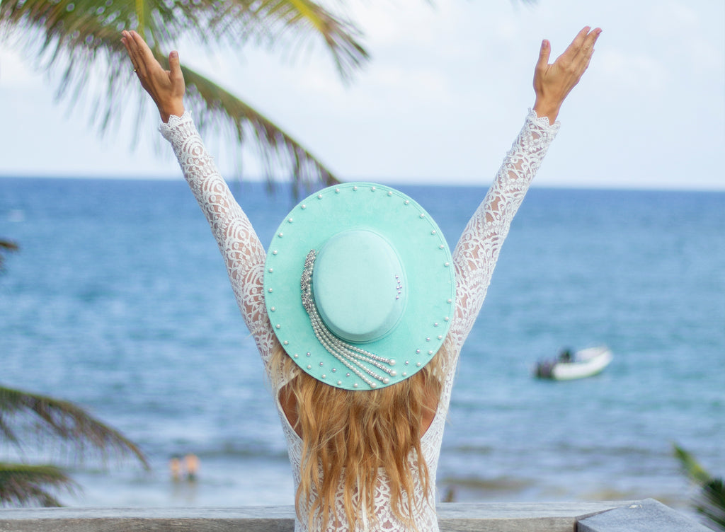 Sombrero azul cielo con aplicaciones Corazón de María