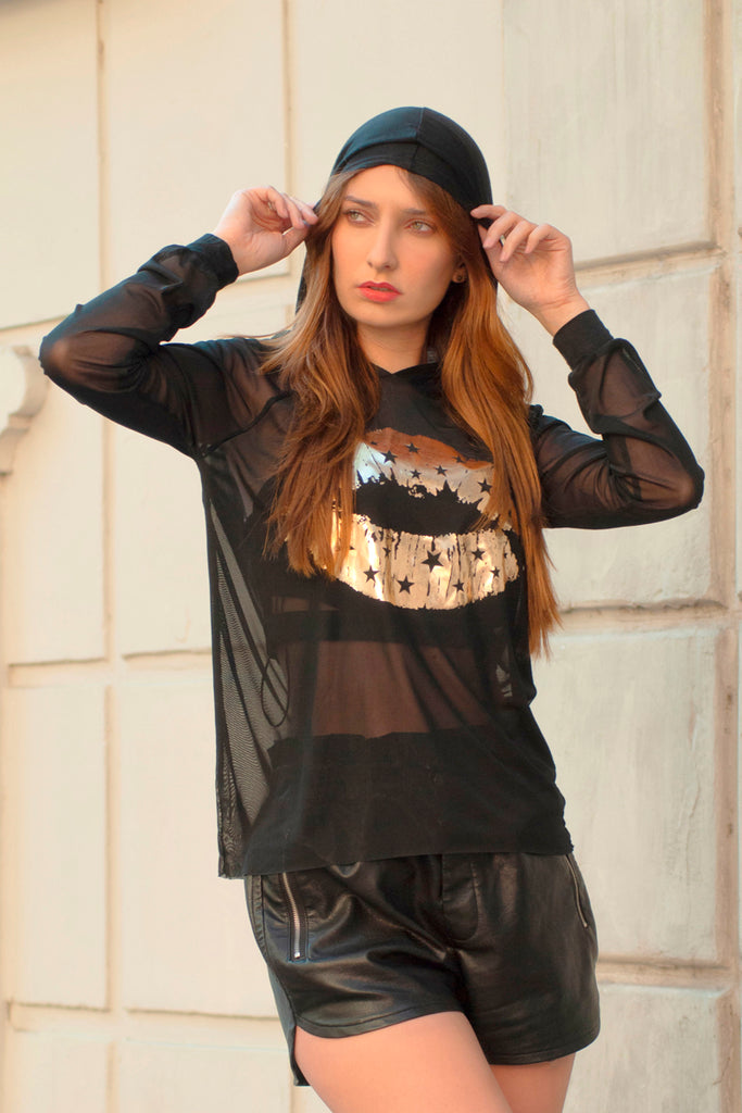 Blusa transparente con gorro en color negra, con estampado frontal Lulumari