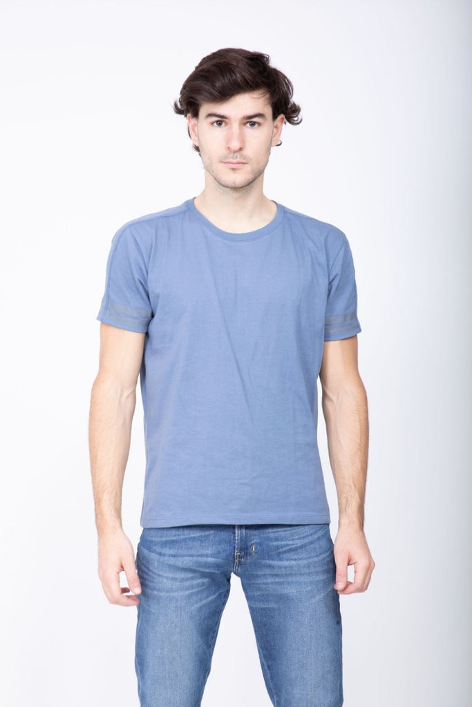 Playera azul cuello redondo, para hombre, de manga corta con rayas One Eighty